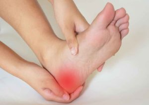 علت درد پاشنه پا و درمان آن با روش‌های خانگی